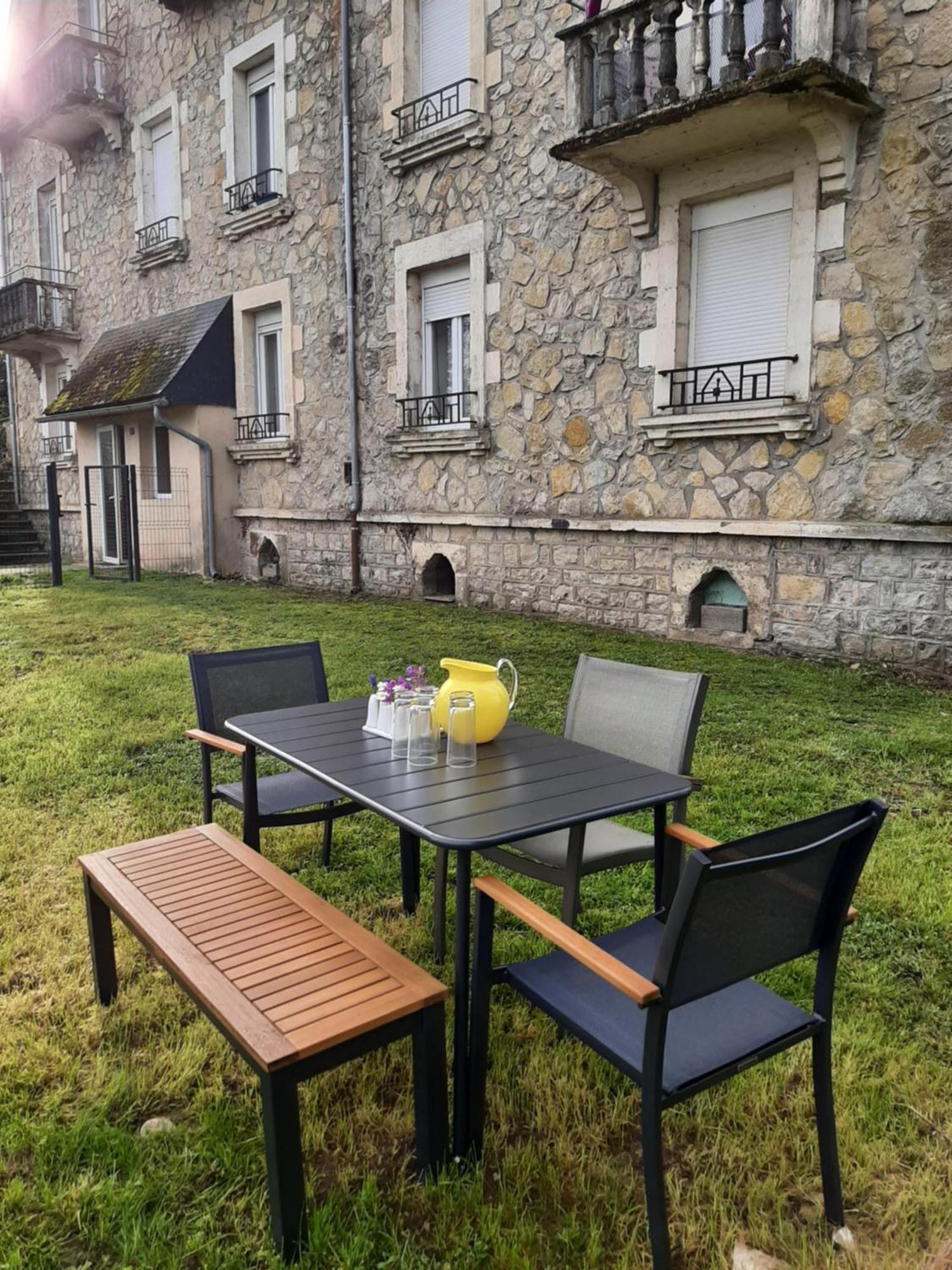 Grand Appartement Avec Jardin Bretenoux Exterior foto