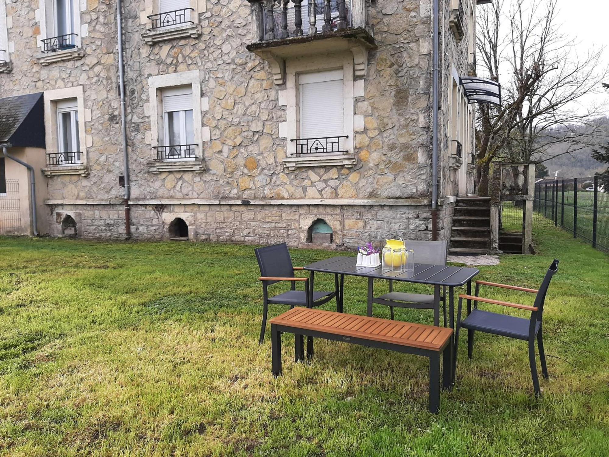 Grand Appartement Avec Jardin Bretenoux Exterior foto